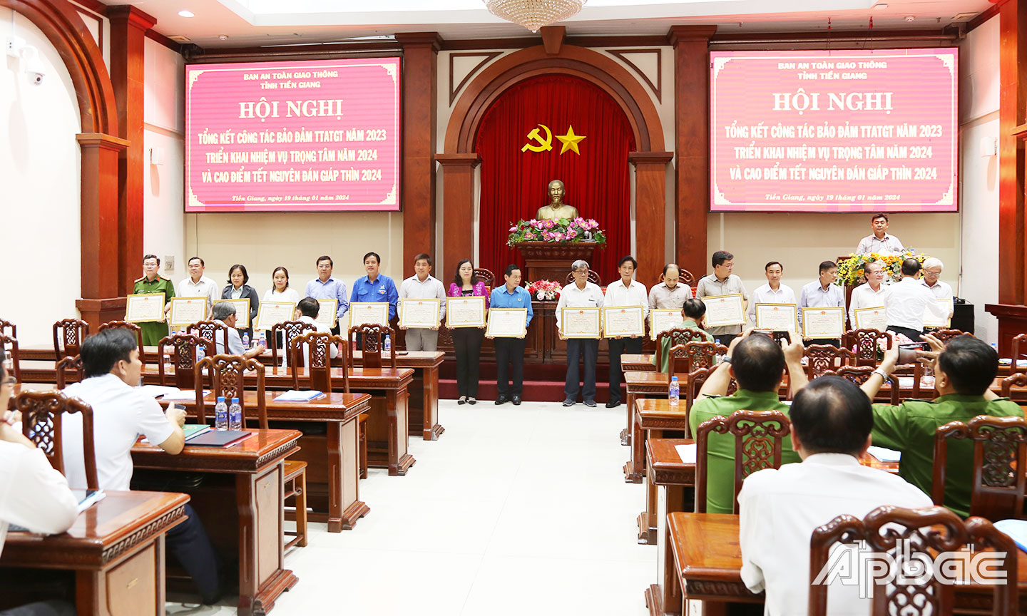 Đồng chí Nguyễn Văn Vĩnh, Chủ tịch UBND tỉnh, Trưởng Ban ATGT tỉnh trao Bằng khen của UBND tỉnh cho các tập thể đã có thành tích xuất sắc trong thực hiện Chuyên đề thi đua “Bảo đảm TTATGT” giai đoạn 2019 - 2023.