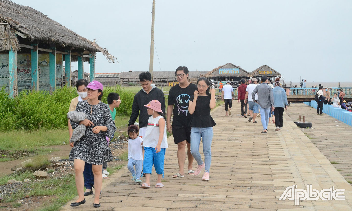 Du khách đếm tham quan biển Tân Thành.  Ảnh: M.THÀNH