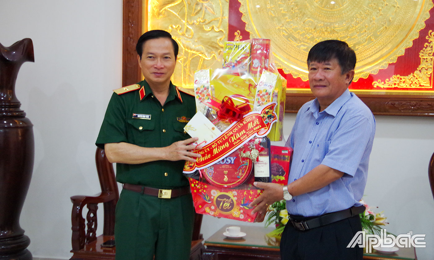 Thiếu tướng Nguyễn Minh Triều tặng quà cho nguyên Thiếu tướng Võ Văn Lẹ, nguyên Phó Chủ nhiệm Chính trị BĐBP Tiền Giang.