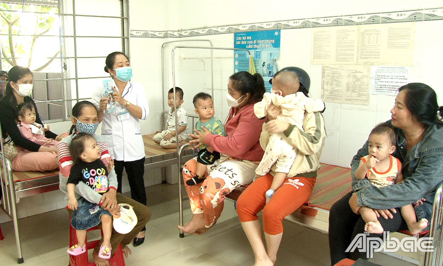 Theo dõi sức khỏe trẻ 30 phút sau tiêm.