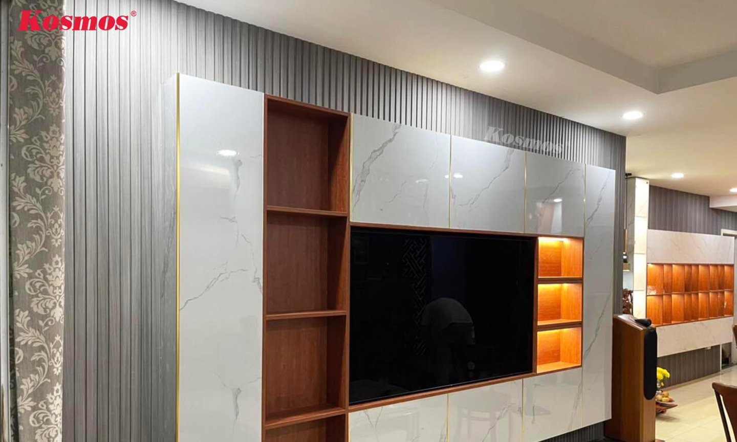 Tấm PVC vân đá Kosmos kết hợp tấm ốp lam sóng trang trí vách tivi phòng khách đẹp - Nguồn ảnh: KOSMOS VIỆT NAM.