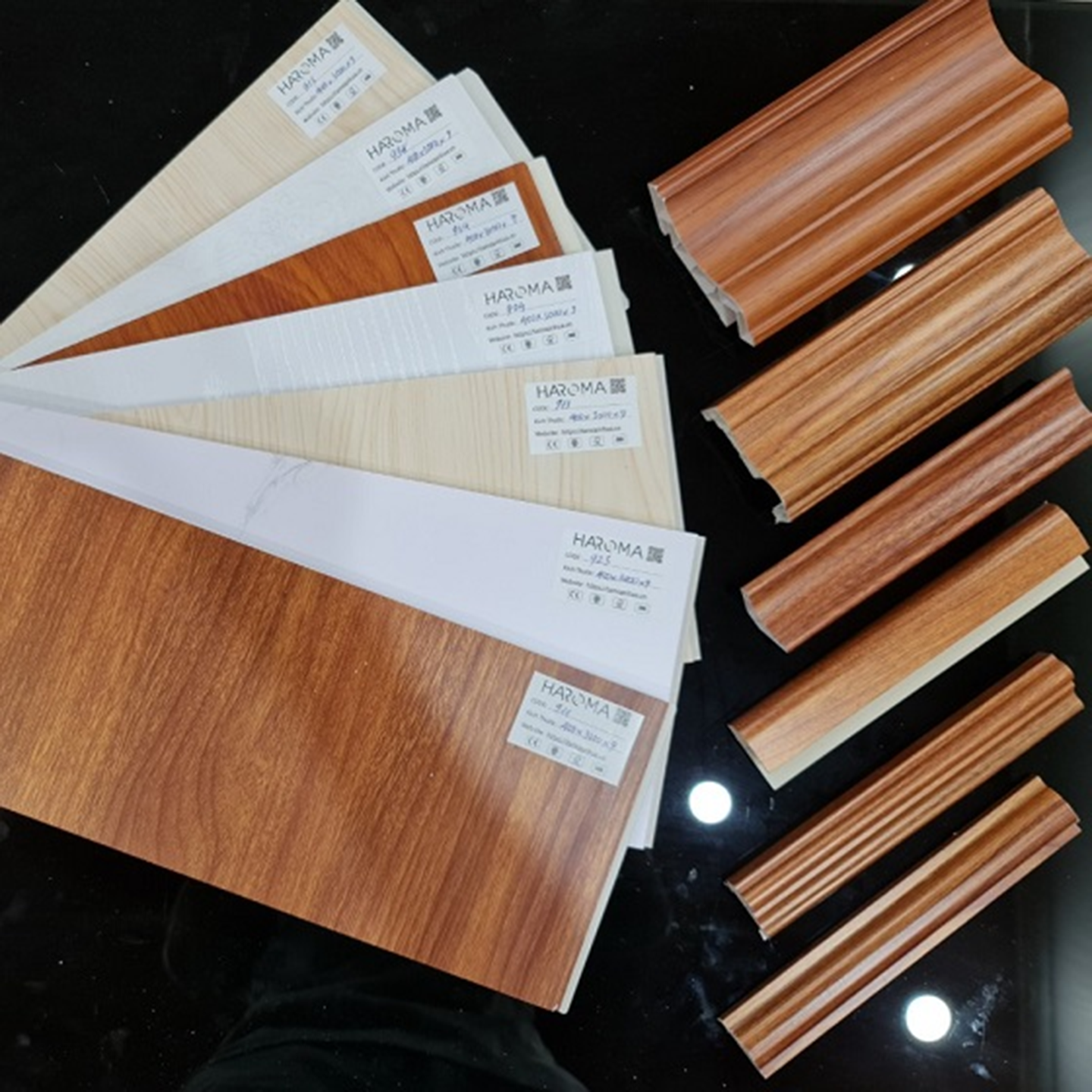 Tấm nhựa ốp tường Haroma có 3 lớp phủ UV chống phai màu, trầy xước - Nguồn ảnh: HAROMA.