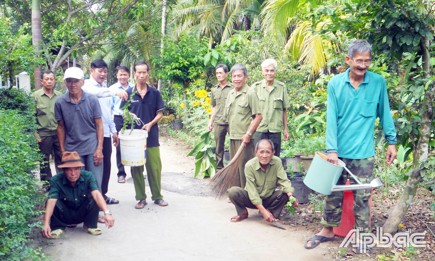 Hội viên CCB ấp Phú Hưng ra quân dọn vệ sinh môi trường.