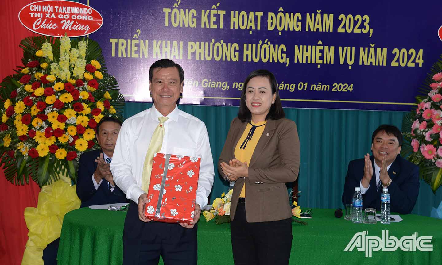 Liên đoàn Taekwondo Tiền Giang tặng quà tri ân các cá nhân, tập thể gắn bó với các hoạt động của Liên đoàn.