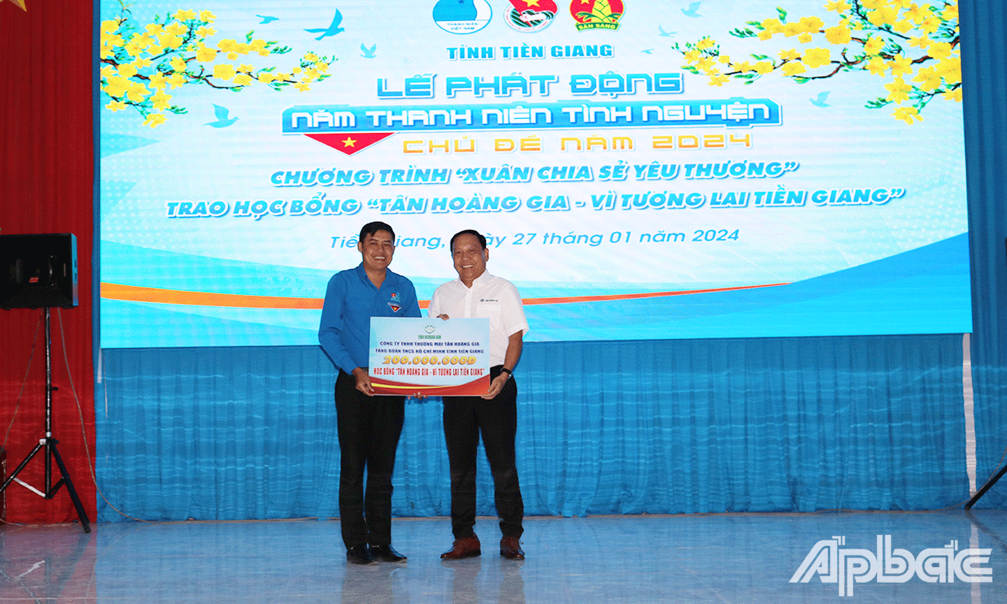 Đồng chí Nguyễn Quang Minh Bí thư Tỉnh đoàn Tiền Giang nhận bảng tượng trưng tài trợ từ