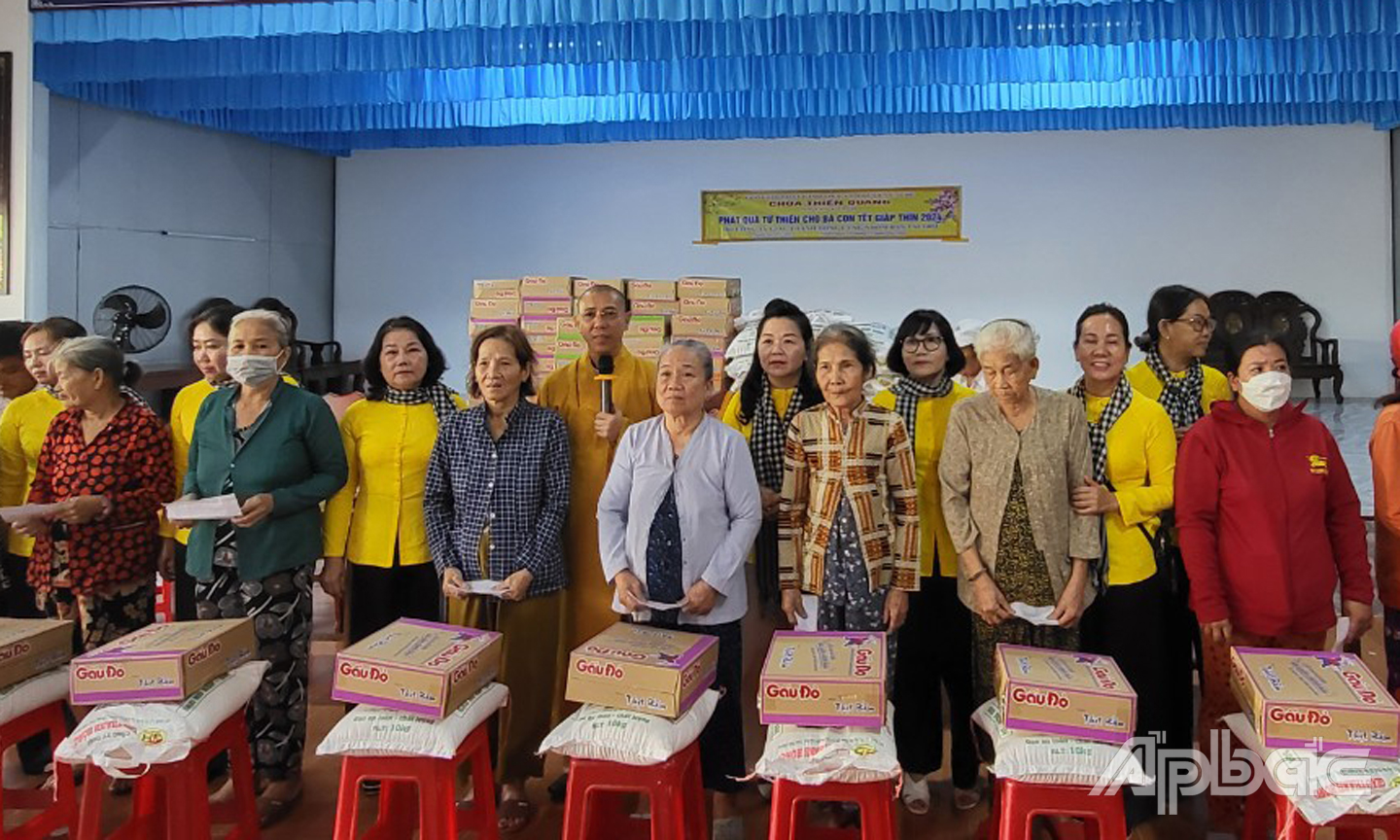 Nhóm bạn Giàu Thanh Hồng tặng quà tết cho các gia đình có hoàn cảnh khó khăn.