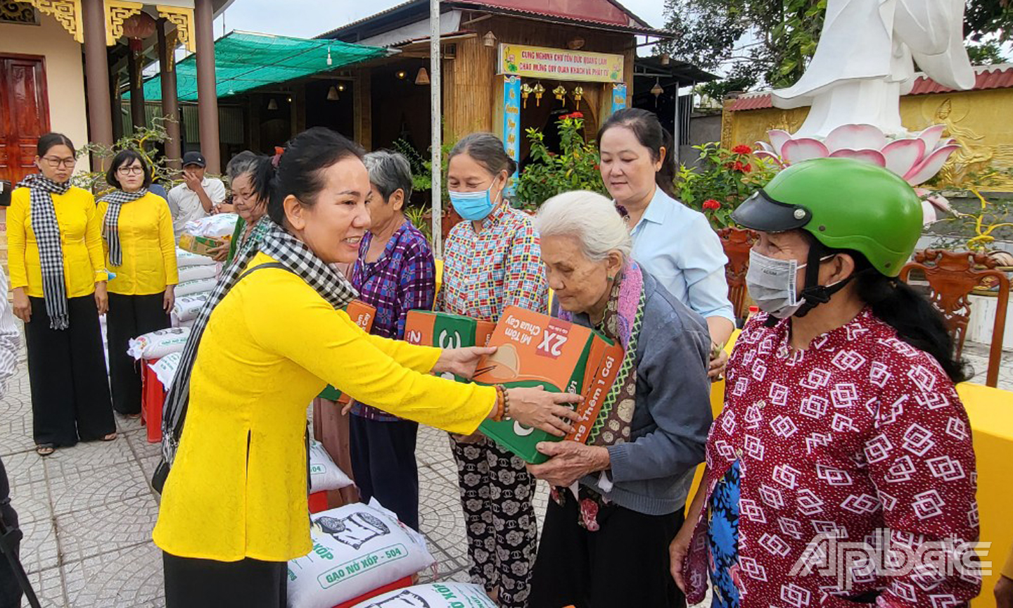 Nhóm bạn Giàu Thanh Hồng tặng quà tết cho các gia đình có hoàn cảnh khó khăn.