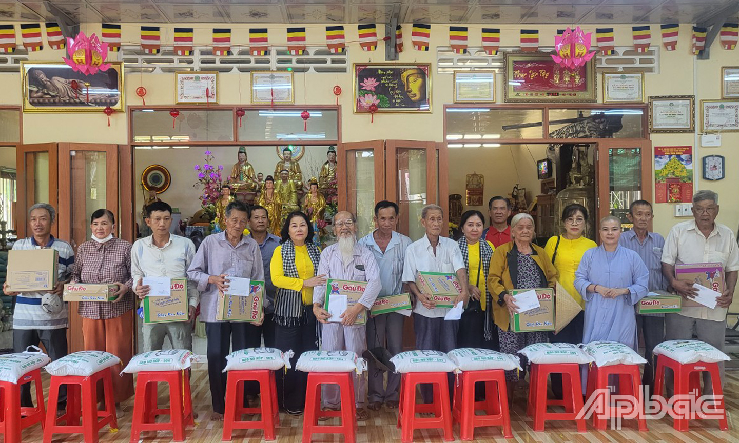 Nhóm bạn Giàu Thanh Hồng tặng quà tết cho các gia đình có hoàn cảnh khó khăn.