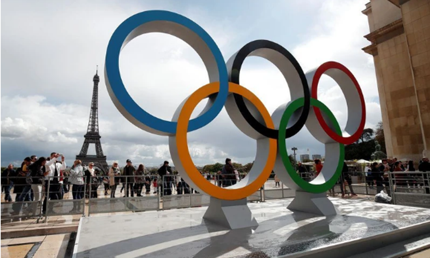 Biểu tượng Olympic được đặt trước Tháp Eiffel tại quảng trường Trocadero ở Paris, Pháp. Ảnh: Reuters.