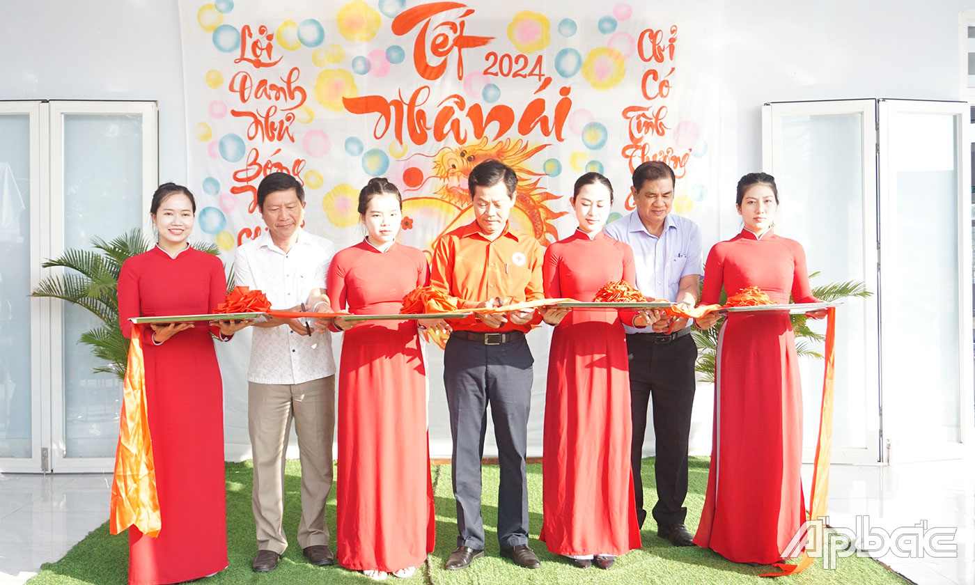 Đại biểu tham dự cắt băng khai mạc Phiên chợ “Tết Nhân ái”