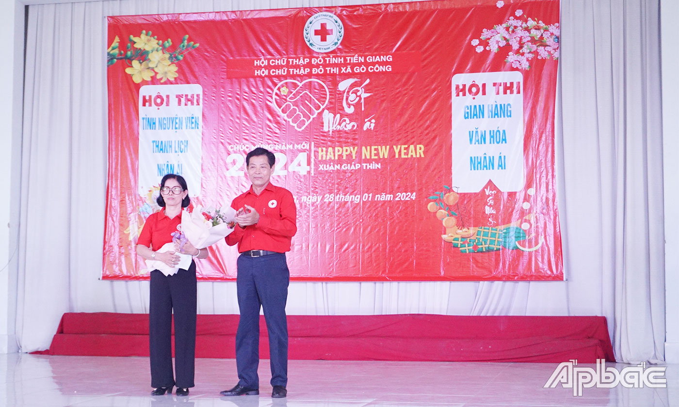 Chủ tịch Hội Chữ thập đỏ tỉnh Phan Đức Thanh trao giải Nhất hội thi Gian hàng văn hoá nhân ái