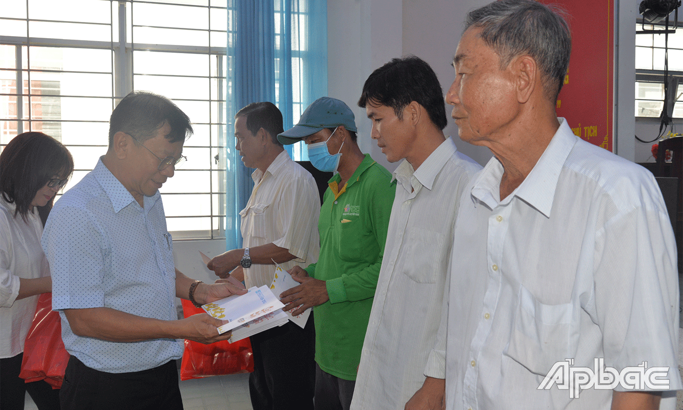 Trao quà tết cho NCT khó khăn.