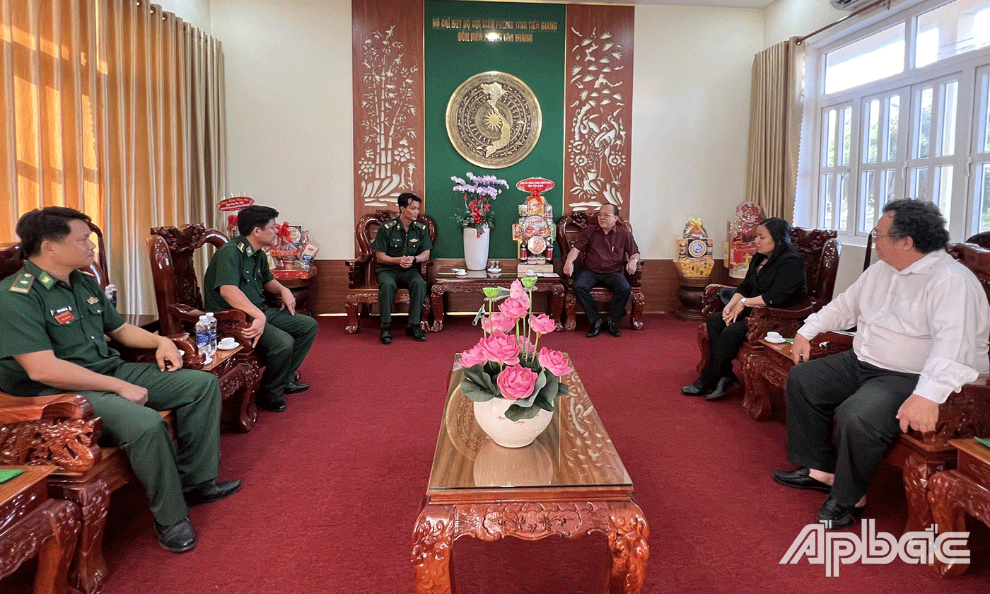 Đoàn thăm, chúc tết các đơn vị.