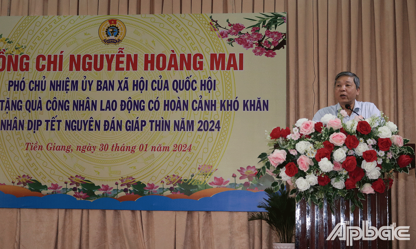 Đồng chí Nguyễn Hoàng Mai Phó Chủ nhiệm Ủy ban Xã hội của Quốc hội phát biểu tại buổi lễ trao quà