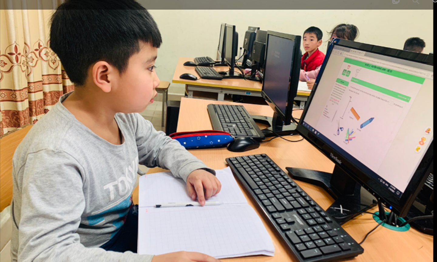 Học sinh Việt Nam tích cực học tập trực tuyến.