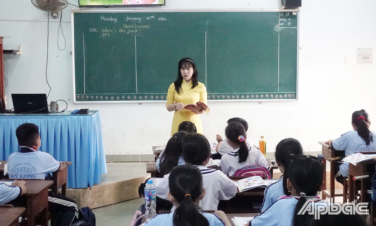 Cô Ánh trong giờ dạy môn Tiếng Anh trên lớp tại Trường Tiểu học Mỹ Long.