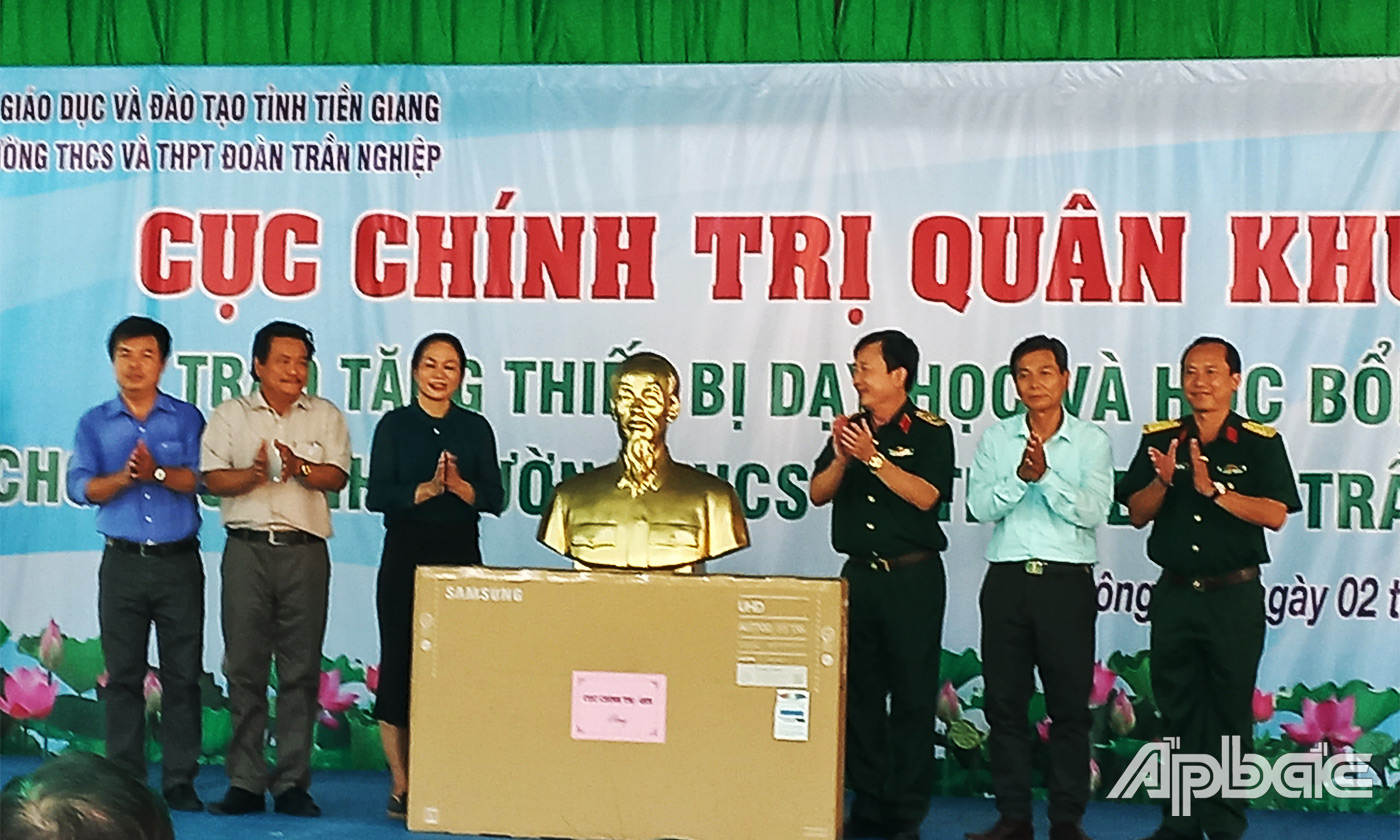 Thiếu tướng Đoàn Thanh Xuân và Cục Chính trị Quân khu 9 đã trao tặng cho nhà trường pho tượng chân dung của Chủ tịch Hồ Chí Minh