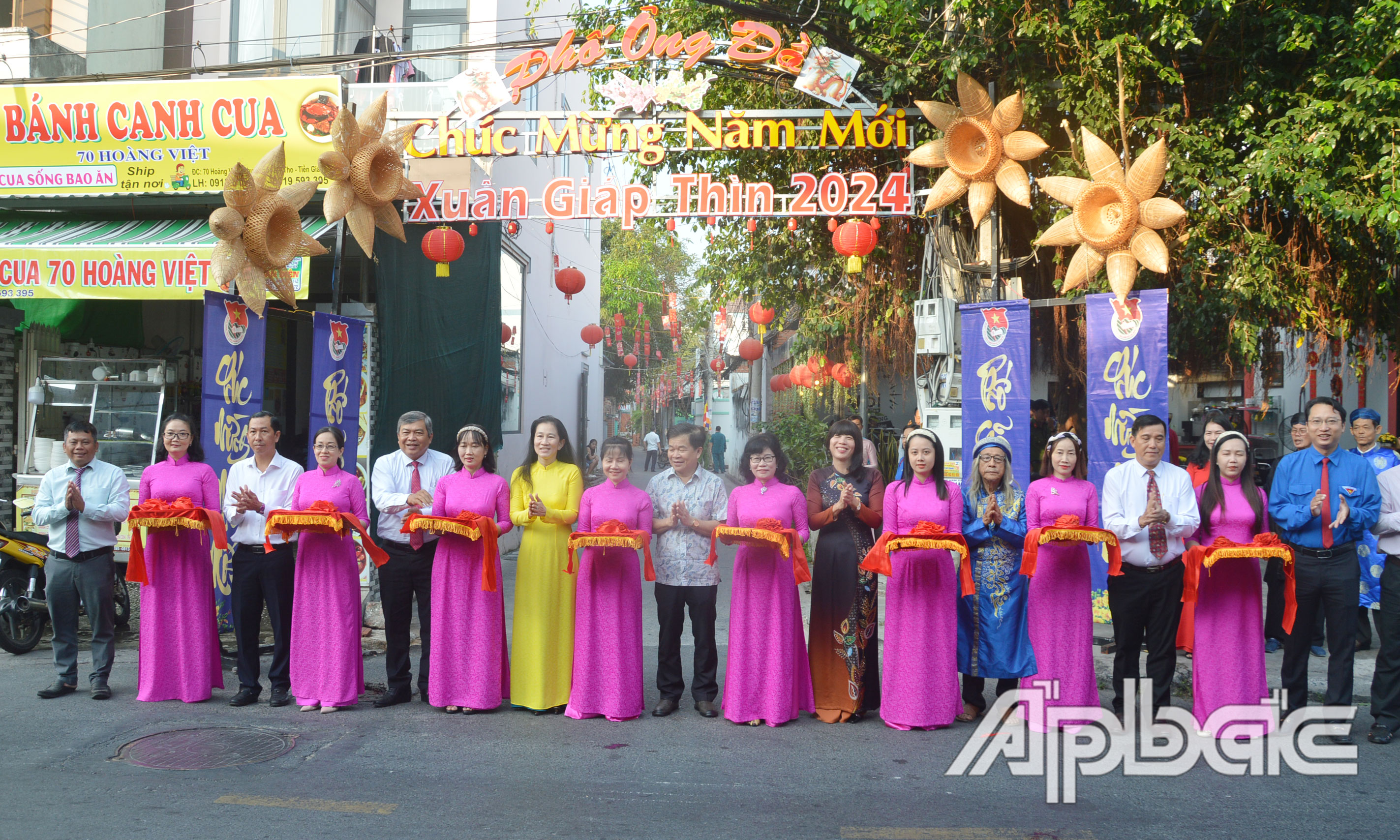 Cắt băng khai mạc Phố Ông Đồ.