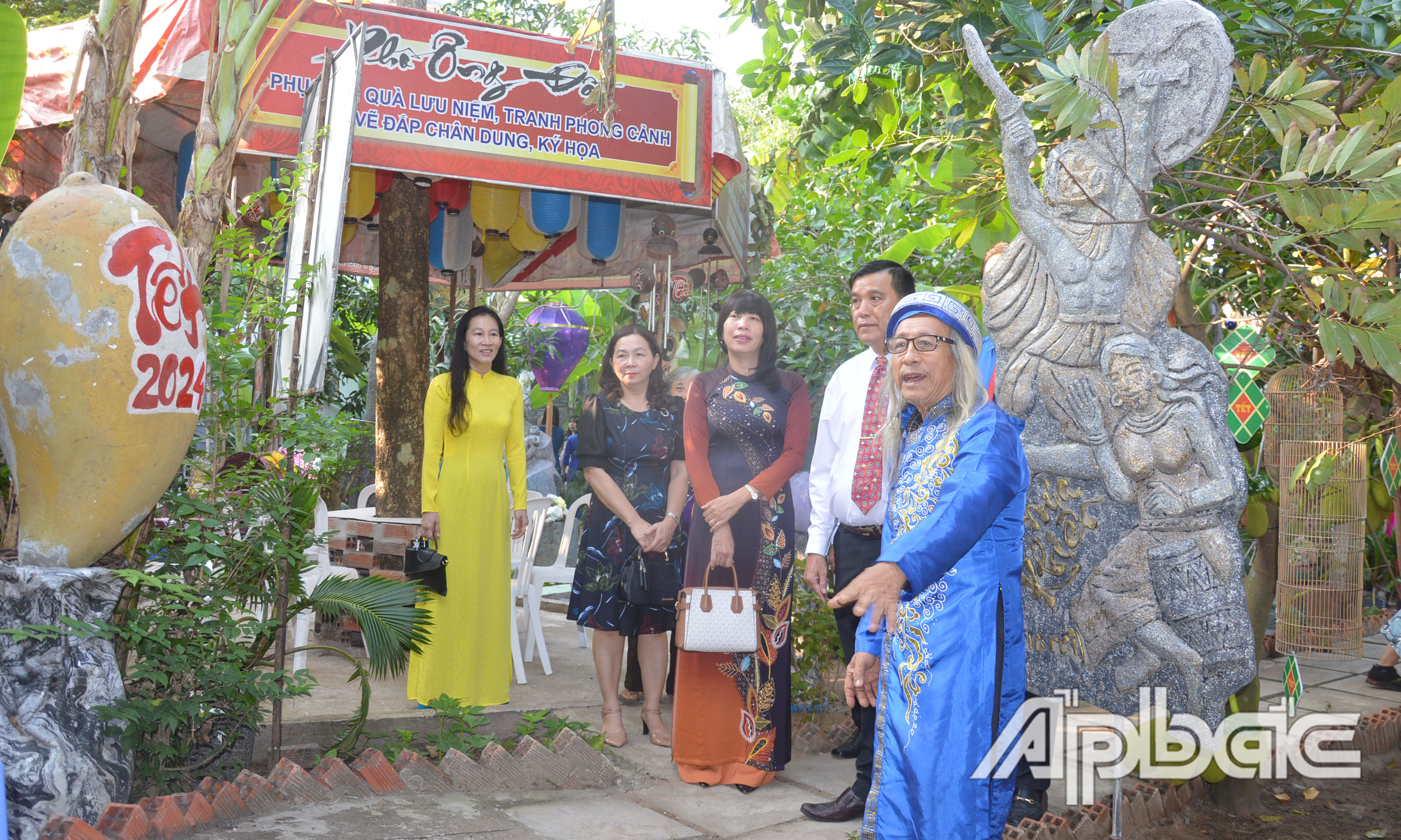 Phố Ông Đồ đã trở thành địa chỉ quen thuộc của nhiều người dân thành phố và các địa phương khác mỗi dịp tết đến xuân về.