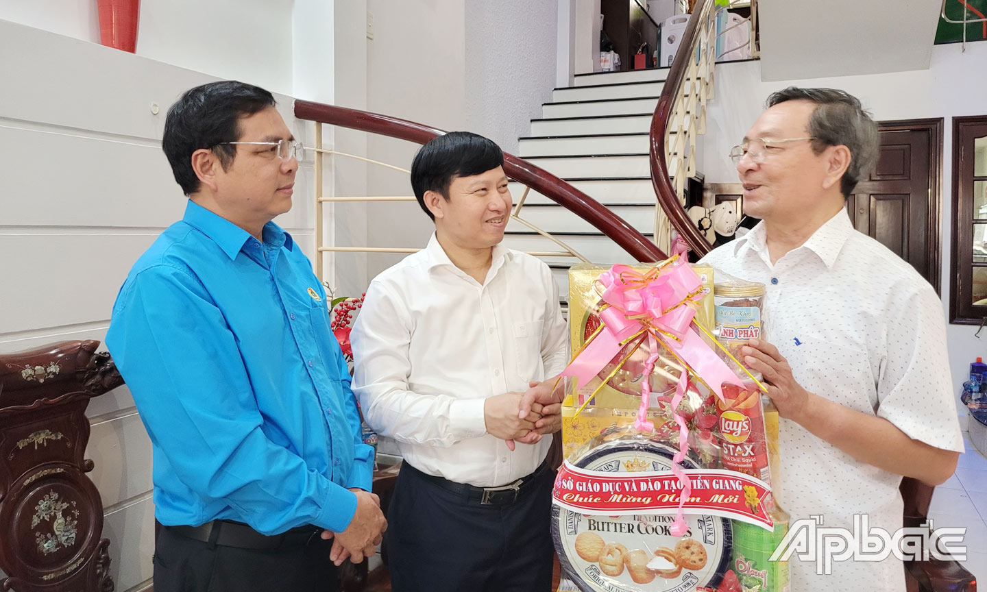 Giám đốc Sở GD-ĐT Lê Quang Trí thăm, chúc tết gia đình đồng chí Phan Văn Hà, nguyên Phó Chủ tịch UBND tỉnh, nguyên Giám đốc Sở GD-ĐT.