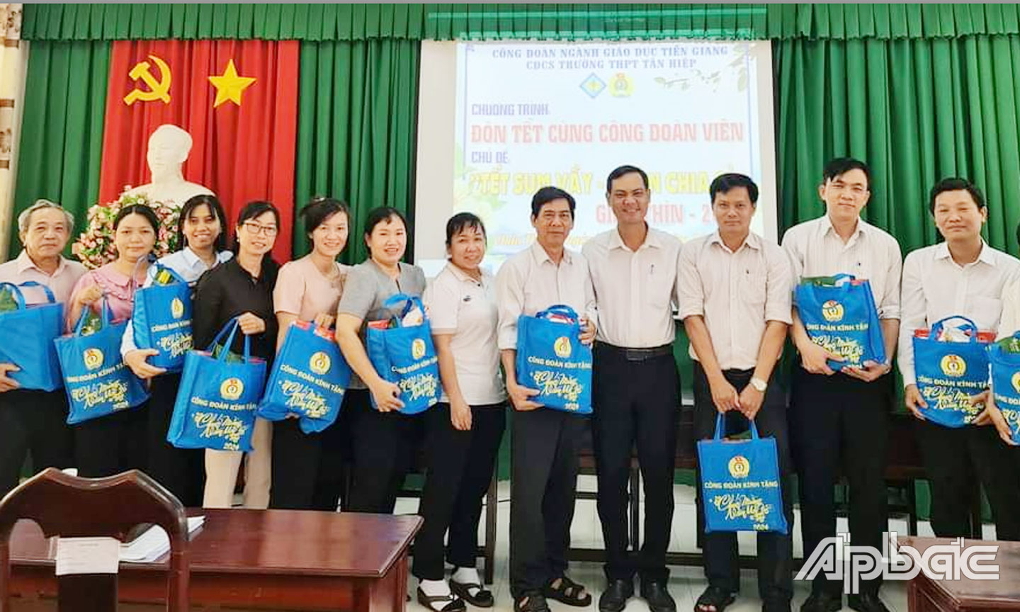 Công đoàn cơ sở Trường THPT Tân Hiệp (huyện Châu Thành) tổ chức tết cho công đoàn viên nhà trường.