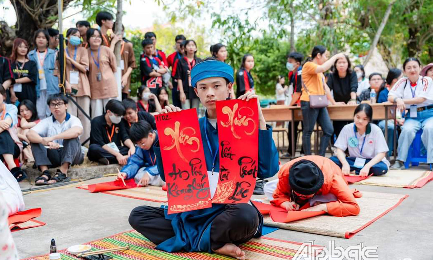 Hội thi vẽ thư pháp Trường THPT Trương Định, TX. Gò Công.