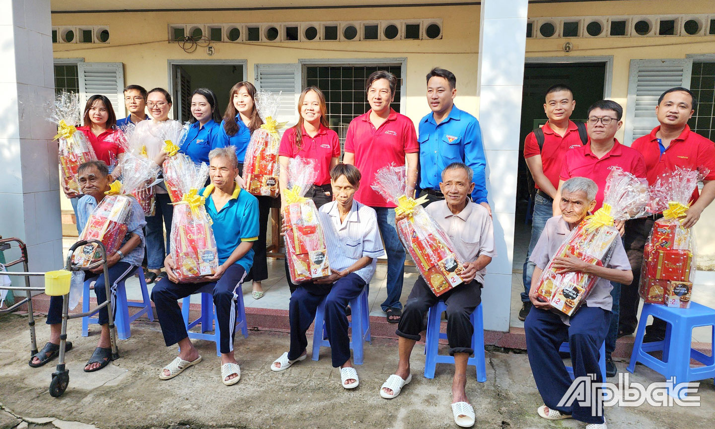 Các bạn đoàn viên, thanh niên ở các cơ sở Đoàn đến thăm và trao quà cho người già neo đơn, người khuyết tật tại Trung tâm Công tác xã hội tỉnh.