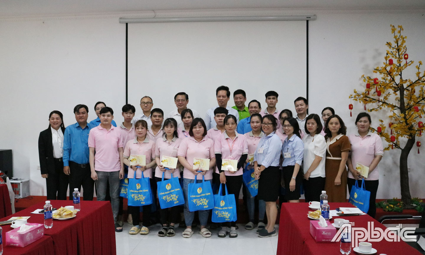 Lãnh đạo tỉnh, LĐLĐ tỉnh thăm, tặng quà cho CNLĐ dịp Tết Nguyên đán 2024.