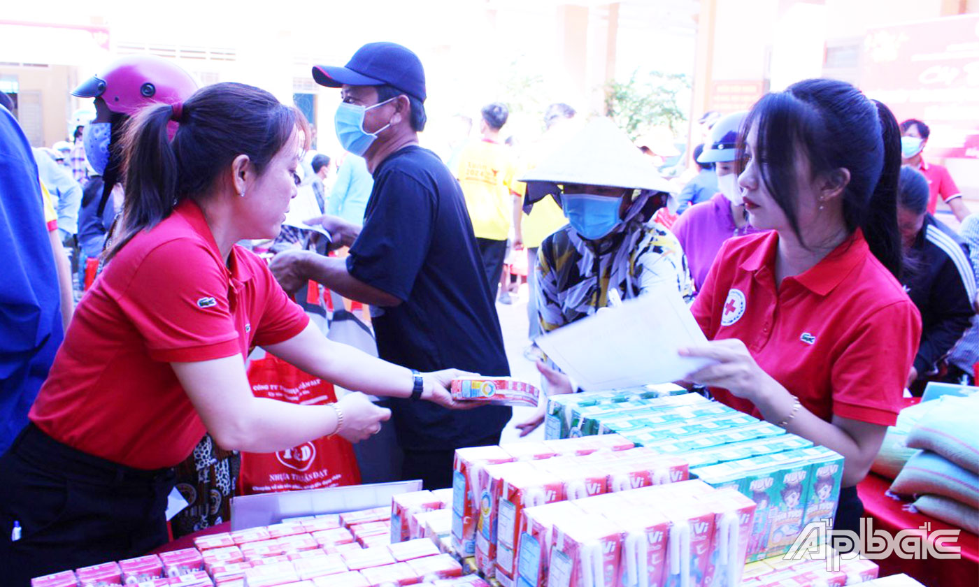 phần quà Tết gồm những nhu yếu phẩm cần thiết được trao cho người dân có hoàn cảnh khó khăn