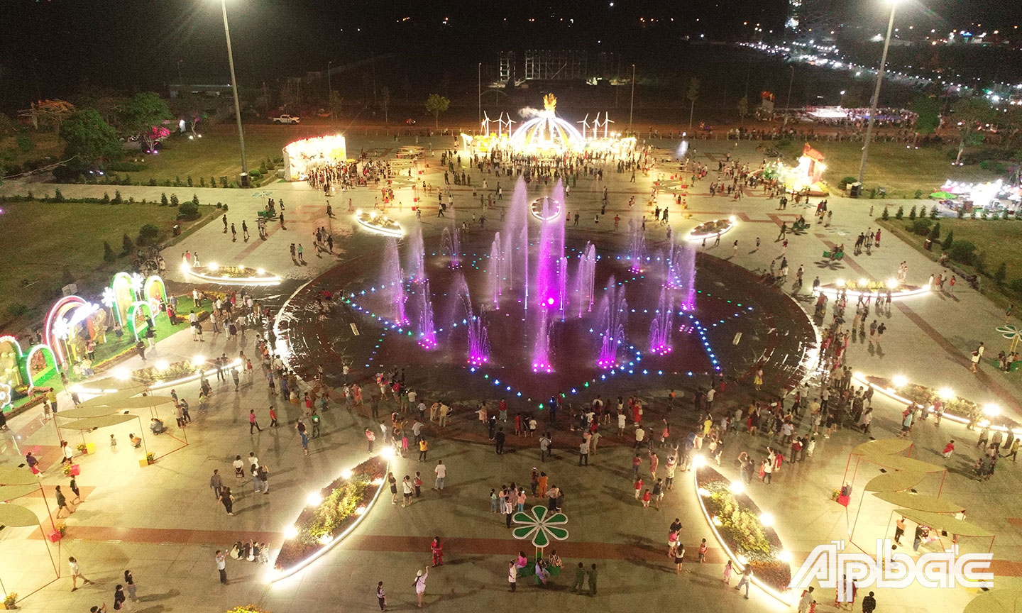 Quảng trường Hùng Vương là điểm nhấn trong tổ chức các hoạt động văn hóa, nghệ thuật Tết Nguyên đán năm 2024. Ảnh: M. THÀNH