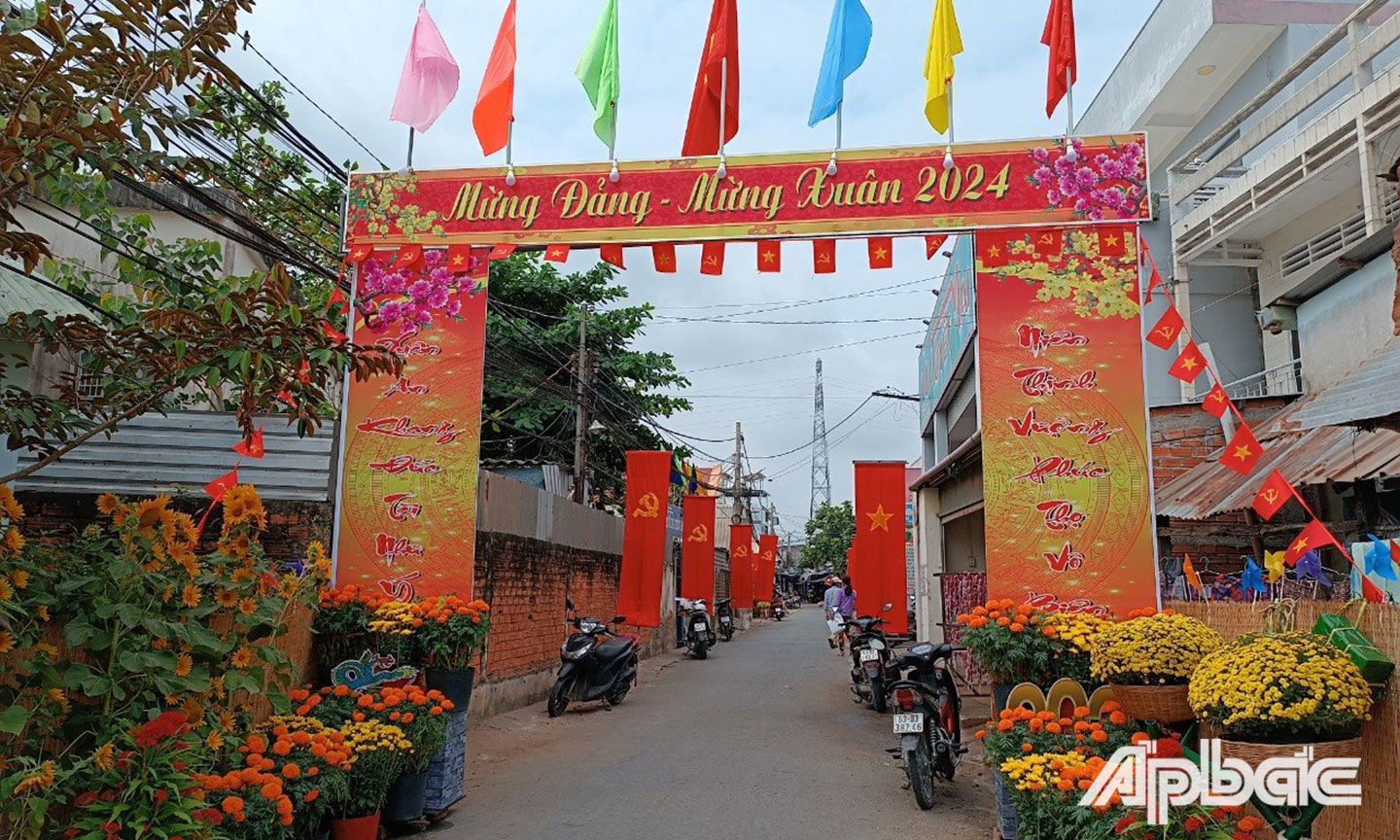 Cổng chào mừng Đảng, mừng Xuân Giáp Thìn năm 2024 được trang trí khang trang tại xã Bình Đức.