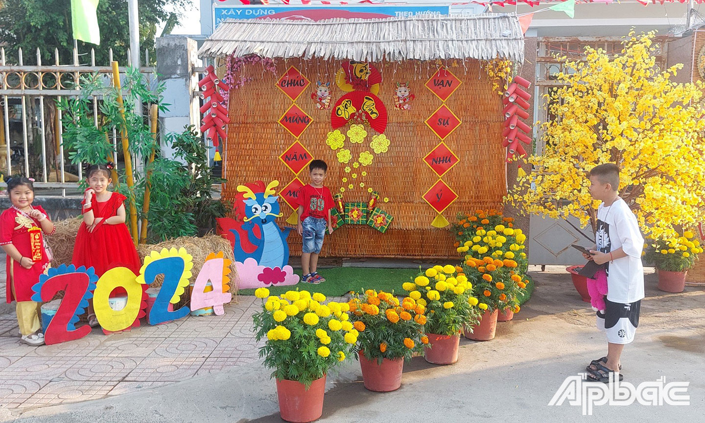 Các tiểu cảnh được xã Bình Ân đầu tư để phục vụ người dân đến tham quan.