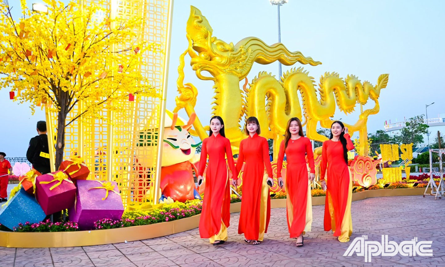 Khách du xuân tại Đường hoa Xuân Giáp Thìn 2024 (xã Đạo Thạnh, TP. Mỹ Tho). Ảnh: DUY NHỰT