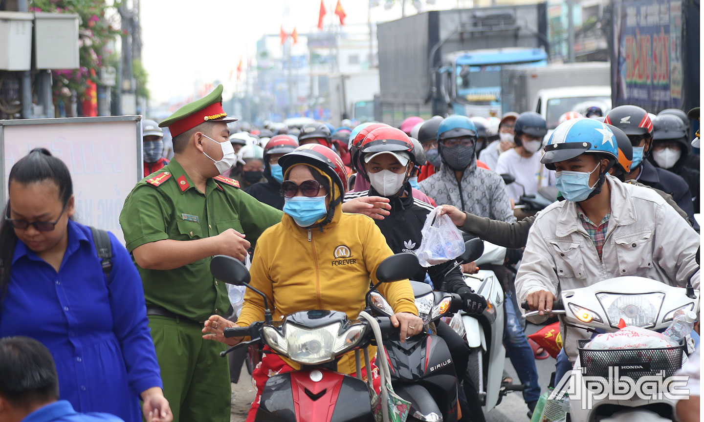 Tiếp nưóc trên quốc lộ 1 hỗ trợ người dân về quê ăn Tết.