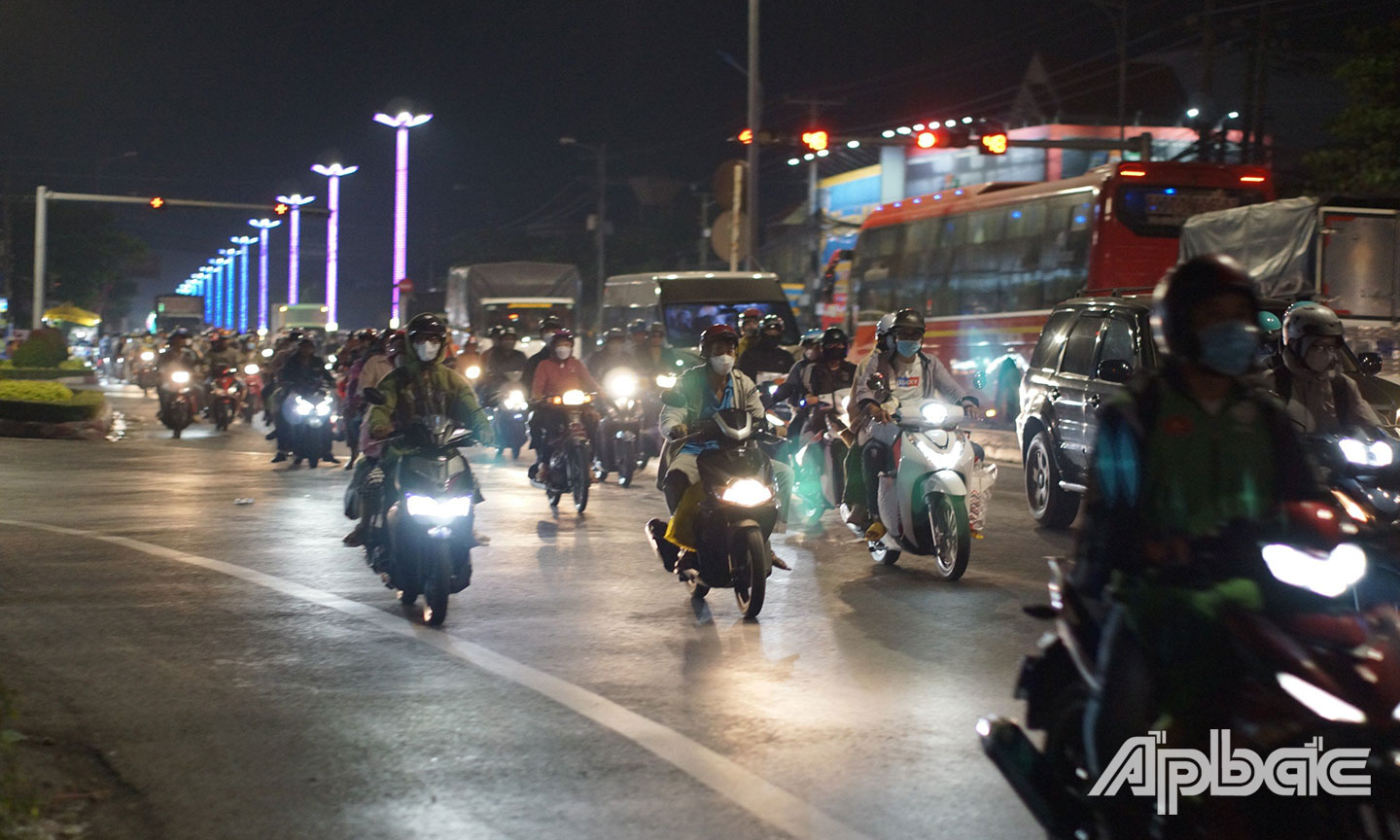 Ngã tư Đồng Tâm tối 28 Tết.