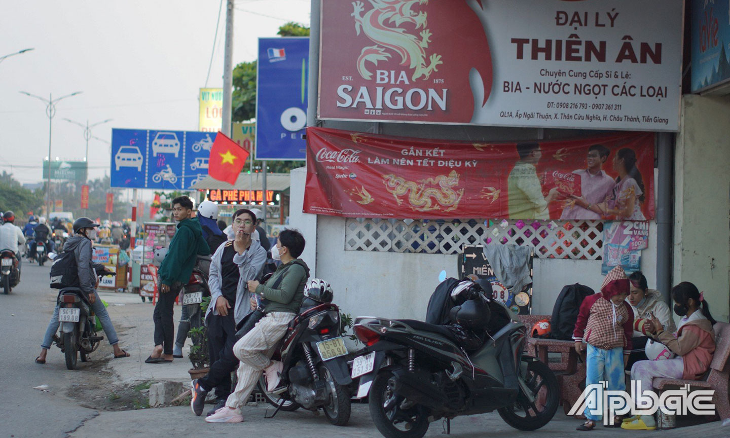 Người dân tranh thủ nghỉ vội bên đường để tiếp tục hành trình.