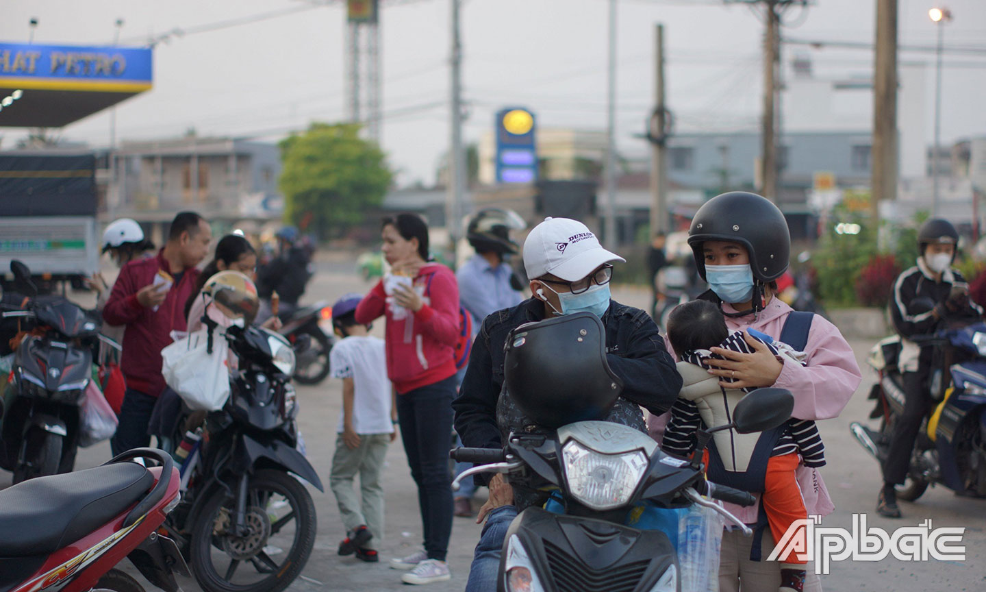 Các bé nhỏ khá vất vả với chặn đường dài về quê.