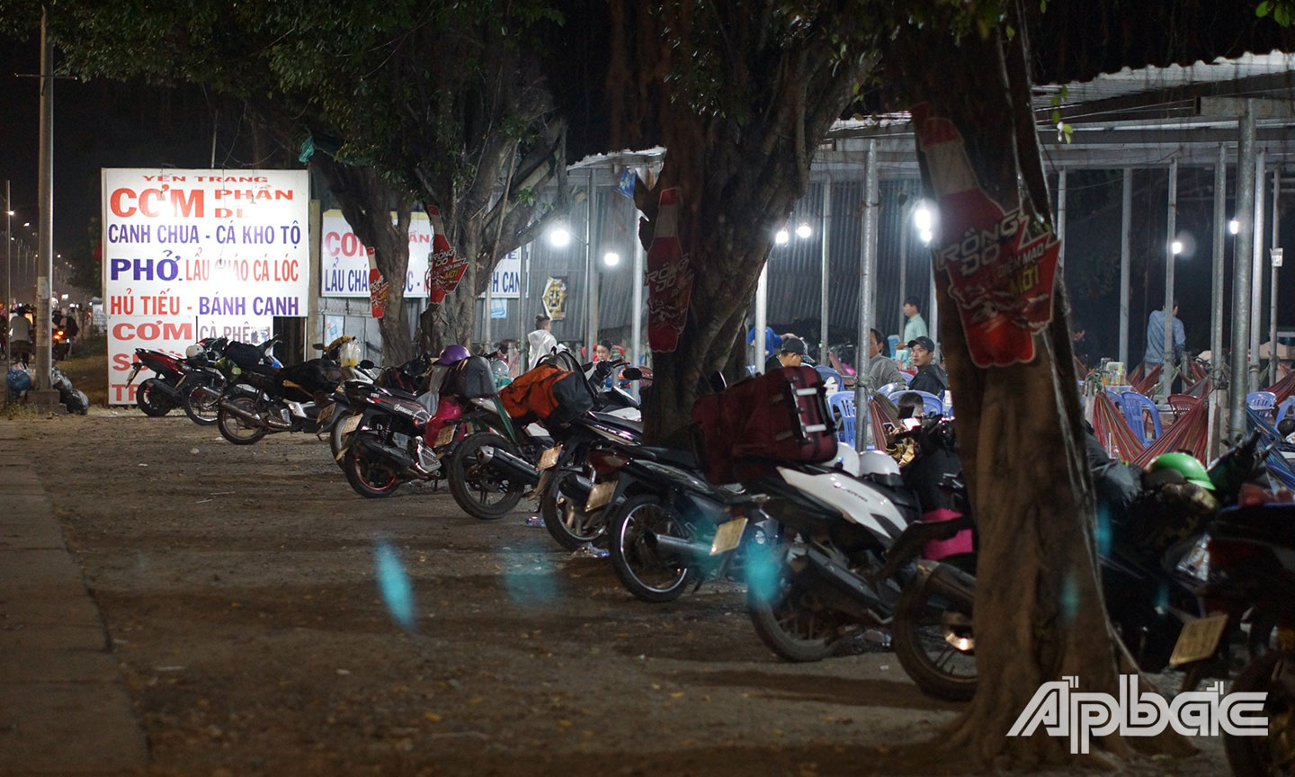 Các quán ăn ven đường khá đông đúc.