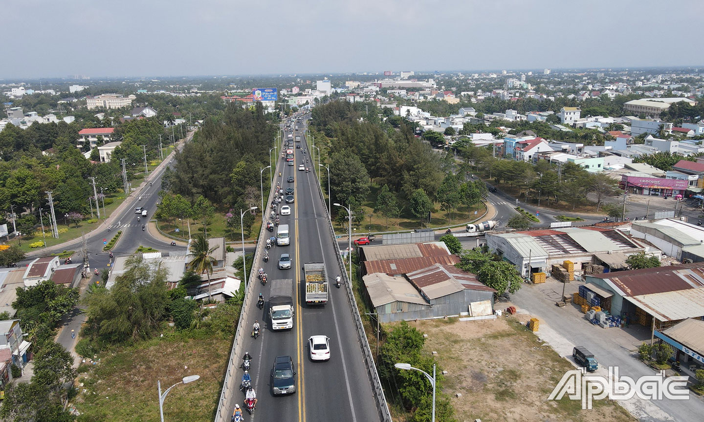 Phương tiện khá đông đúc trên cầu Rạch Miễu.