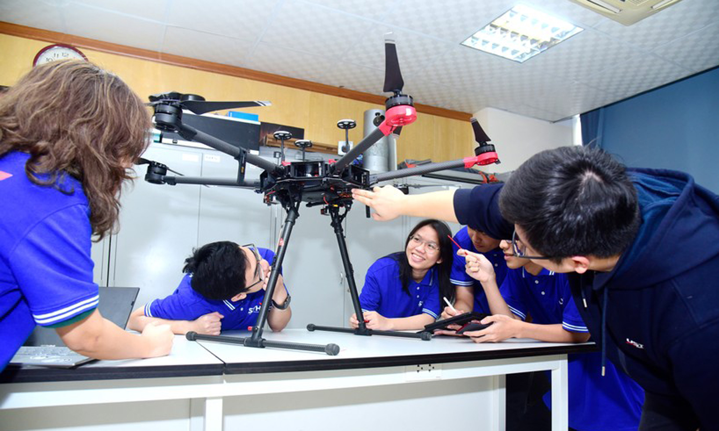 Giờ thực hành của sinh viên Trường ĐH Khoa học và Công nghệ Hà Nội. Ảnh: NTCC