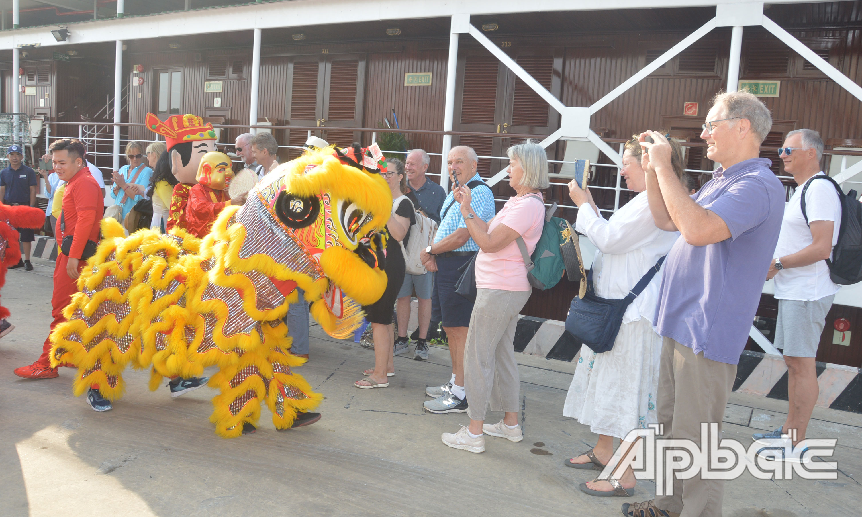 2 con tàu khách quốc tế 5 sao đầu tiên đến Cảng Du thuyền Mỹ Tho vào ngày đầu năm.