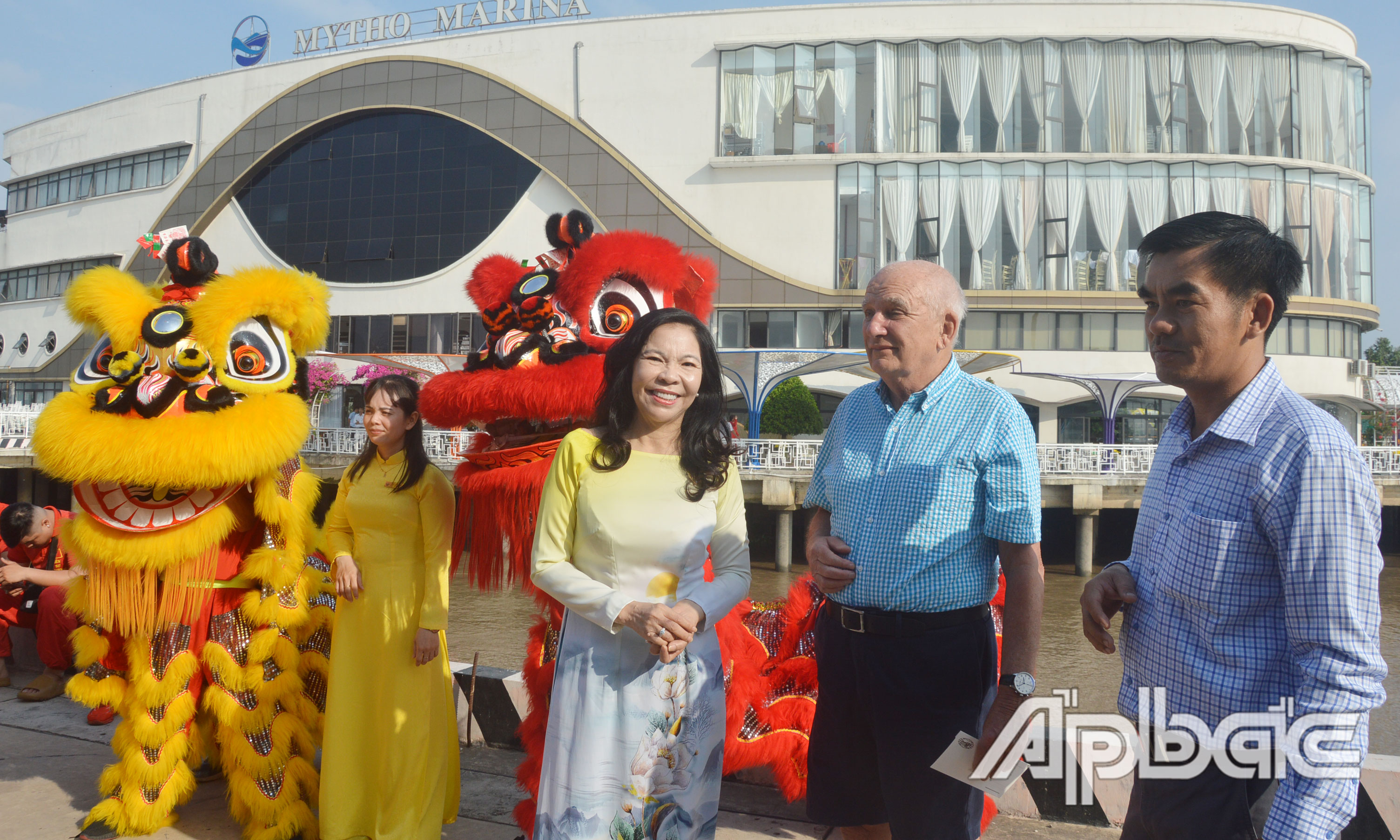 Bà Lương Thị Diễm Trang tặng quà cho trưởng đoàn.