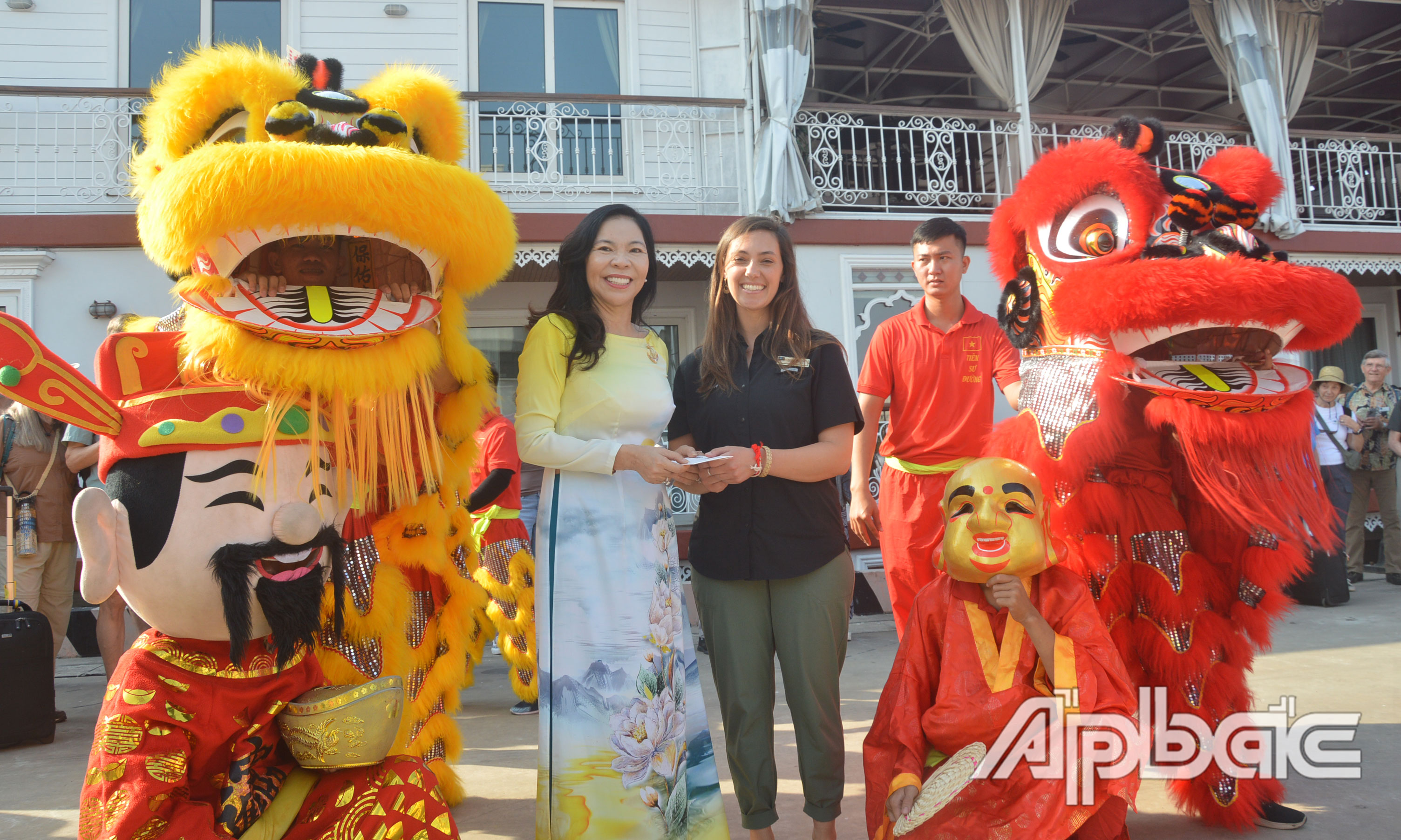 Bà Lương Thị Diễm Trang tặng quà cho trưởng đoàn.