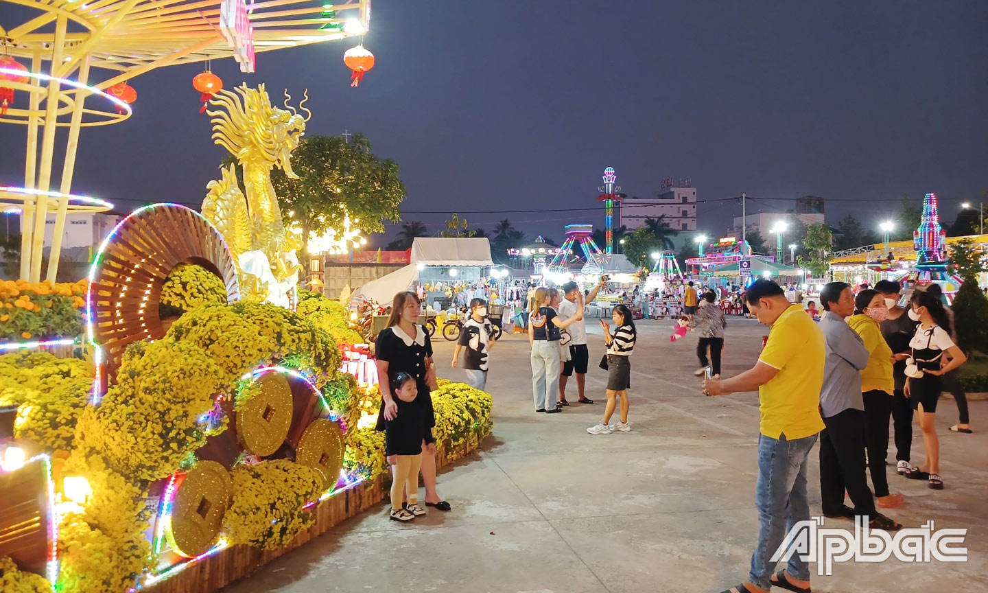 Các cụm tiểu cảnh được TX. Gò Công đầu tư thu hút nhiều du khách đến chụp ảnh.