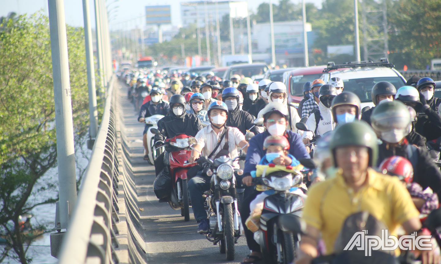 Dòng người qua cầu Rạch Miễu sau tết.