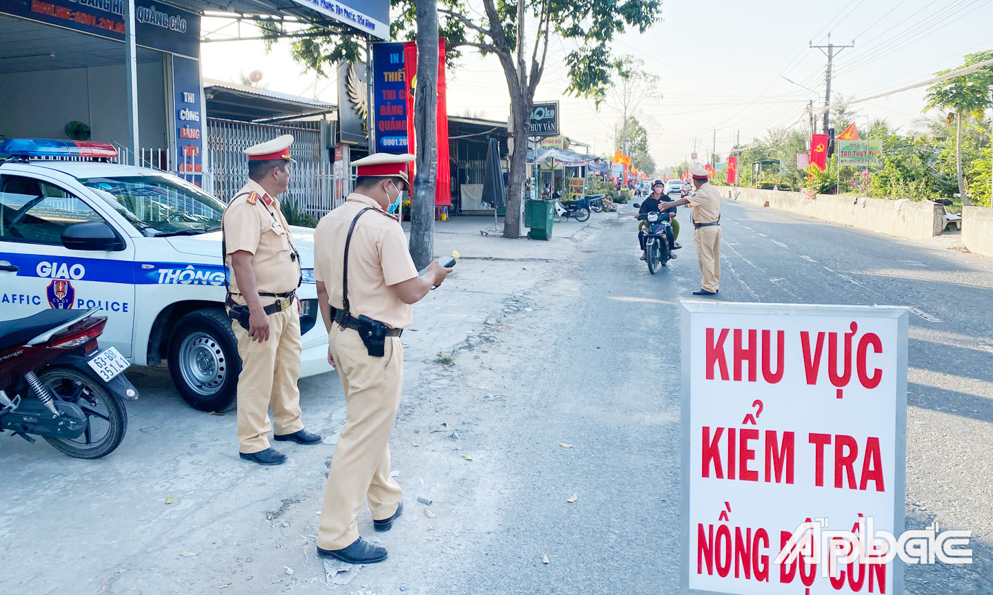 Lực lượng CSGT kiểm tra vi phạm nồng độ cồn tại huyện Tân Phước.
