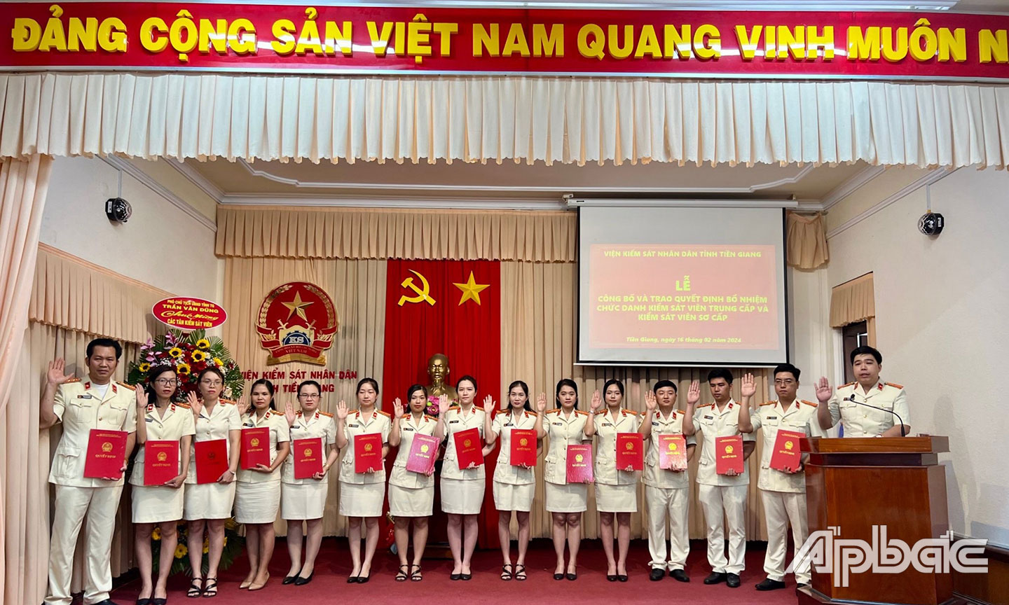 Đồng chí Trần Nguyễn Minh Nhật, Kiểm sát viên sơ cấp thay mặt cho các đồng chí vừa mới được bổ nhiệm chức danh Kiểm sát viên đọc lời tuyên thệ