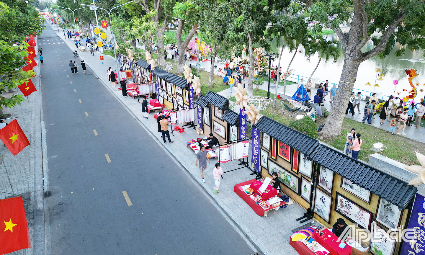 Phố đi bộ tại khu vực Giếng nước dần hình thành và thu hút đông đảo người dân đến vui chơi. Ảnh: Lập Đức