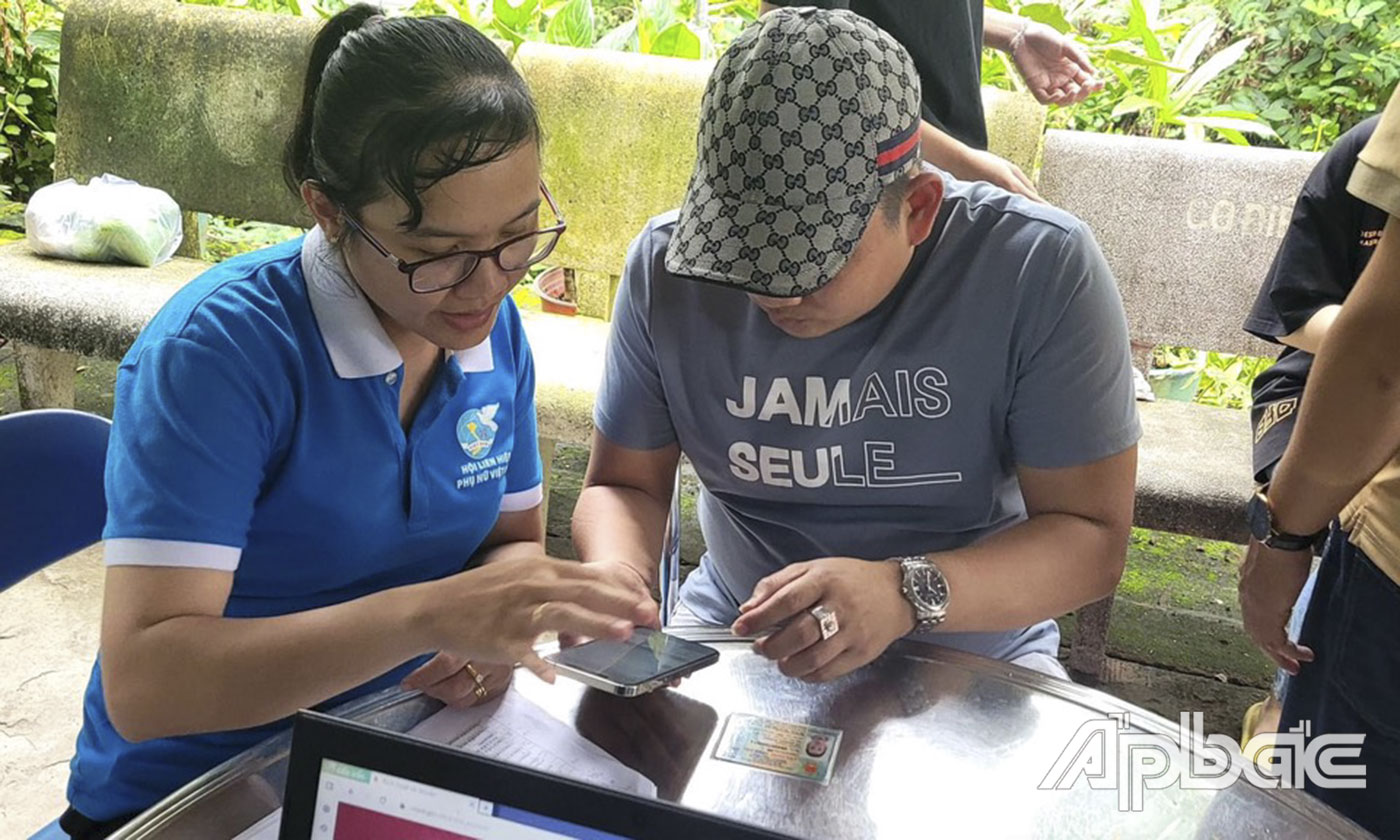 Chị Hạnh hướng dẫn người dân cài đặt định danh điện tử.