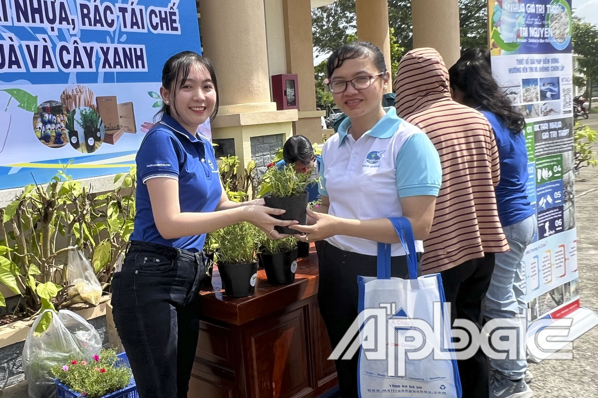 Chị Hạnh (bên phải) tặng cây xanh cho hội viên phụ nữ.